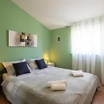 Three-bedroom In 아파트 *
