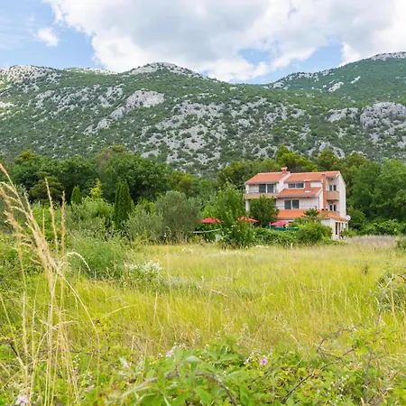 아파트 Three-bedroom In Ostrvica